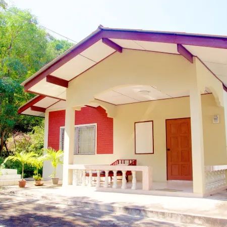 Sichang Shine Khao Resort Отели рядом с достопримечательностью «Ко Си Чанг»