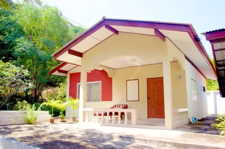 Sichang Shine Khao Resort Отели рядом с достопримечательностью «Hat Tham Phang»