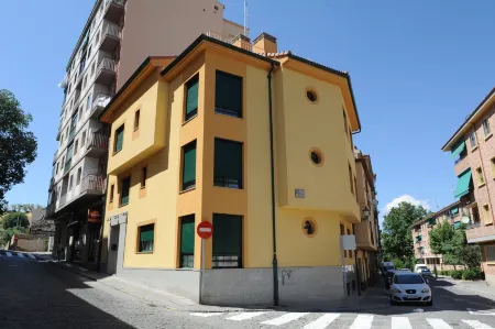 Hotel Apartamentos Aralso Отели рядом с достопримечательностью «Casa de la Moneda»