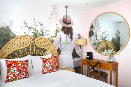 Le Glam's Hotel Отели рядом с достопримечательностью «Катакомбы Парижа»