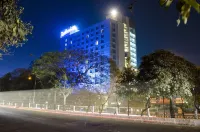 Radisson Blu Hotel Greater Noida Hotel in zona The Stellar Gymkhana