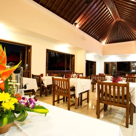 Hotel Segara Agung Отели рядом с достопримечательностью «Пляж Санур»