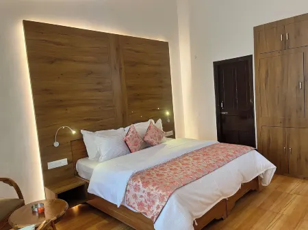 Crestmont Snow View Resort Ranikhet Отели рядом с достопримечательностью «Golu Devta temple»