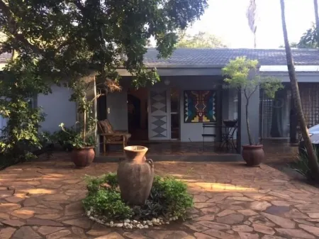 Hlulala Guest House Отели рядом с достопримечательностью «Thanda Safari - Private Game Reserve»