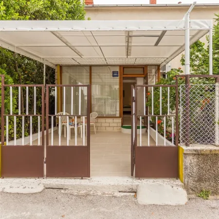 Studio Leon-Sara with Shaded Patio and Garden View