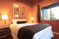 Rainbow Suites by Whistler Retreats - Condos