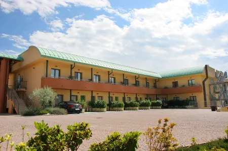 Luna Hotel Motel Lago Maggiore Arona Отели в г. Maggiora