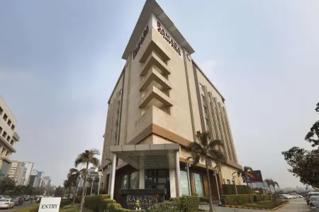 Ramada by Wyndham Gurgaon Central Отели рядом с достопримечательностью «Университет Гургаон»