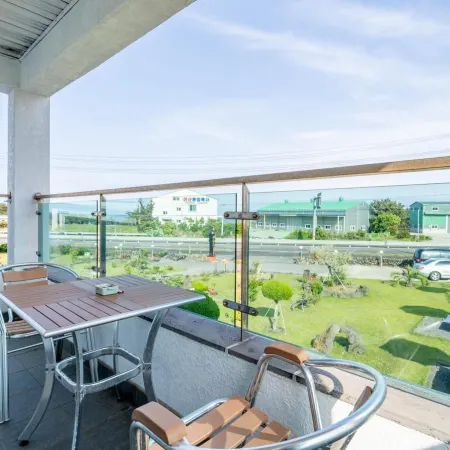 Seogwipo Myhalftime Pension Отели рядом с достопримечательностью «Тематический парк Sunrise Lands»