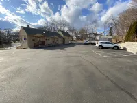 Golden Hill Inn-Danbury - Parking