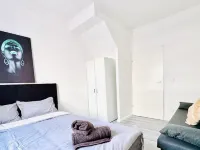 Affordable 4BR Apt Walk to FAC Platz Hotels in Klosterneuburg