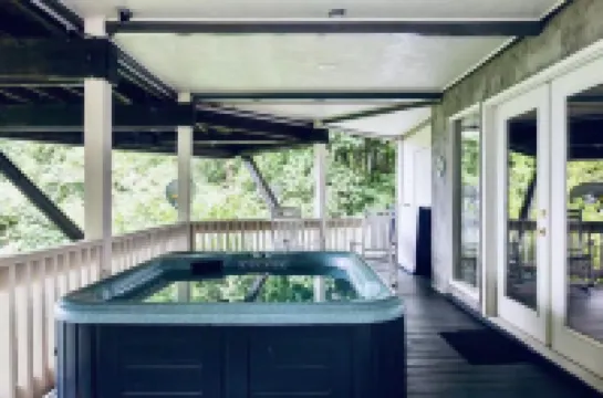 Luxe Retreat with Panoramic Views, Hot Tub & Sauna, mins to Hatley Point