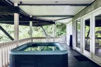 Luxe Retreat with Panoramic Views, Hot Tub & Sauna, mins to Hatley Point