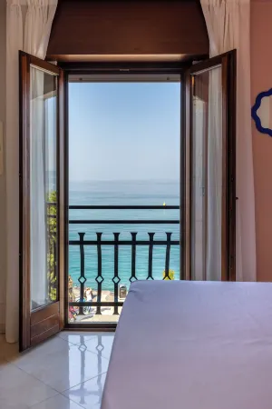 La Vista Postcard Hotel