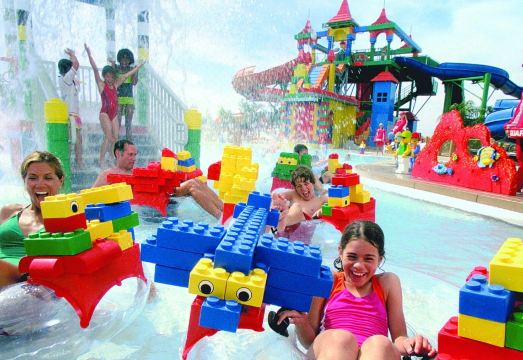 여유로운 시간을 보낼 수 있는 야외 수영장