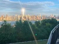 Modern 2-floor, 3-bedroom apartment 20 minutes from Manhattan. Hotels in West New York