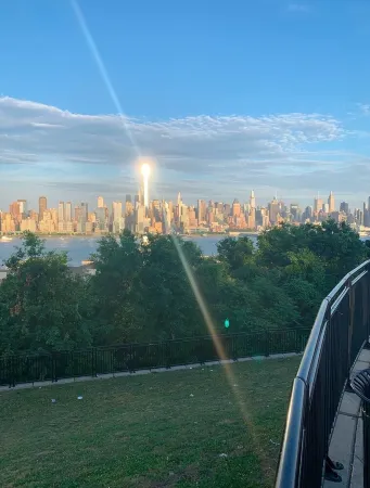 Modern 2-floor, 3-bedroom apartment 20 minutes from Manhattan. Отели рядом с достопримечательностью «Запад Нью Йорк Паркс Департмент»