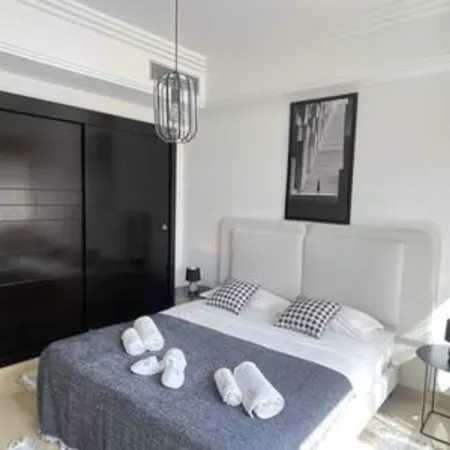 Black & White: Modern & Spacious