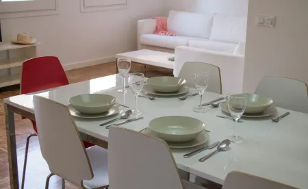 Happy People Maragall Отели рядом со станцией Sant Andreu Comtal - Railway Station