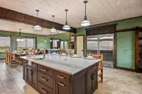 Sleeps18 Views 2 Hottubs Family Reunion Retreat Hotel di Cosby