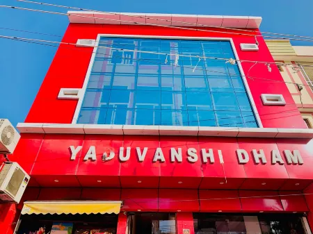 Via Yadhuvanshi Dhaam - 900m from Prem Mandir and Iskcon Temple