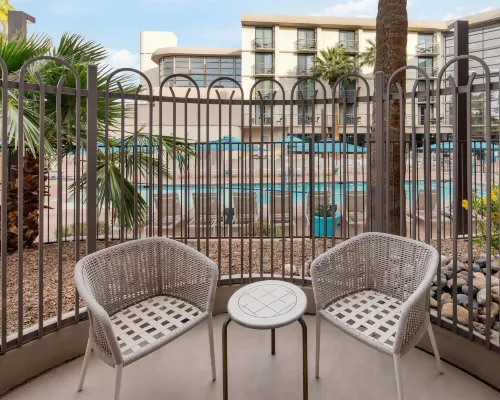 Embassy Suites by Hilton Phoenix Biltmore Phòng Photos