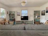 Charming family-friendly cottage near the beach, large lot with beautiful oaks