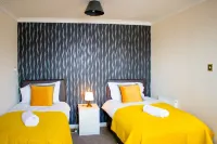 Spacious 5-Bedroom Home - Sleeps 11 & Free Parking Hotels in Tilbury