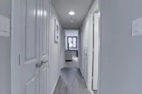 Modern Amenities Haven - Elevator, Gym, Pool, Wifi, Balcony Hotels in Clarendon