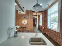 Chic Retreat - Historic Loft, Private Amenities, Downtown Hotels in Pawtucket