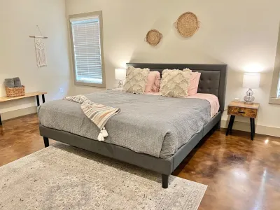 Private Backyard and Modern Amenities - Spacious Family Oasis Hotels in East Austin