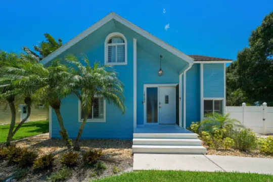 Tranquil Escape with Screened Pool and BBQ - Charming Retreat