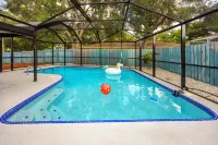 Heated Pool, Game Room and Tennis Access - Stunning Tropical Retreat فنادق في Largo