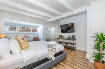 Two Bedroom Beach House Minutes from Carbon Beach