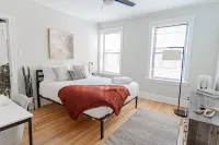 Guest Favorite Getaway in Lakeview Near Wrigley Отели в г. 