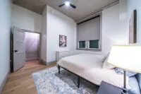 The Scarlet Suite - Luxury 2-bedroom Apartment in Downtown Sedalia