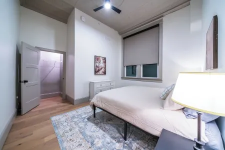 The Scarlet Suite - Luxury 2-bedroom Apartment in Downtown Sedalia