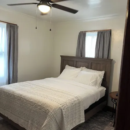 That's Amore! - Cozy 2-bedroom apartment in charming Steubenville with WiFi, AC