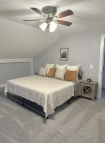 Medina Square Retreat - Spacious 4 bdrm home walking distance to the square