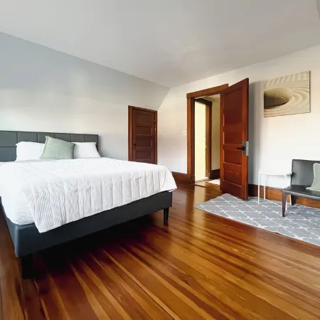 Cozy 2-bedroom apartment in charming Dedham - Legacy Mall with WiFi Отели в г. Дедхэм