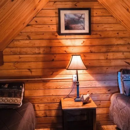 2 Lakeside : Charming 2-bedroom cabin with AC, WiFi in welcoming Solgohachia