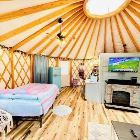 Unique Stay! Yurt with Mountain View, 1 min to Breweries & Hiking, 5 min to Lake
