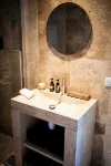 Intimate house with spa and sauna 30 minutes from Lyon. Relaxation and privacy. فنادق في Jarnioux