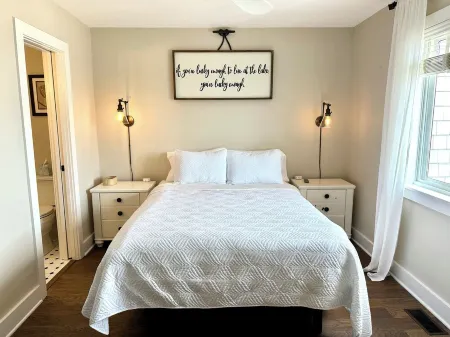 Relaxing 2-bed, 2 bath. River view with dock. Walk to Jet express!