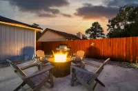 Heated Pool, Firepit and Grill - Wholesome Inviting Oasis Hotels near Publix Super Market at Argyle Village