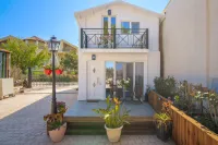 Sweet Cottage Retreat - parking
