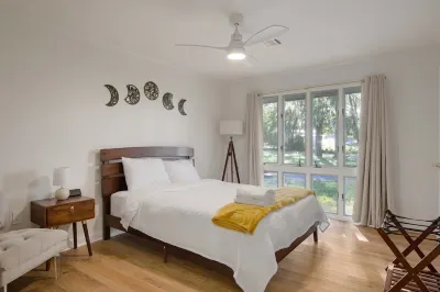 3-bedroom, 4 1/2 baths, house with WiFi, AC in wooded area in Saint Martinville Hotels near Atchafalaya Basin Bridge