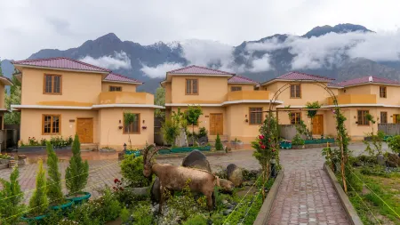 Dynasty Hotel Skardu Отели рядом с Аэропорт Скарду
