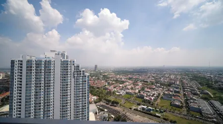 Nice and Comfy Studio at Orchard Supermall Mansion Apartment Отели рядом с достопримечательностью «Universitas Ciputra Surabaya»