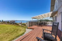 Private Beach Access Water Views Sleeps 18 Historic 6Bdr Farmhouse w Deck Hôtels à : Clinton